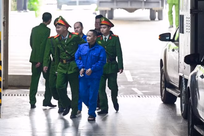 Bị cáo bị dẫn giải ra tòa.