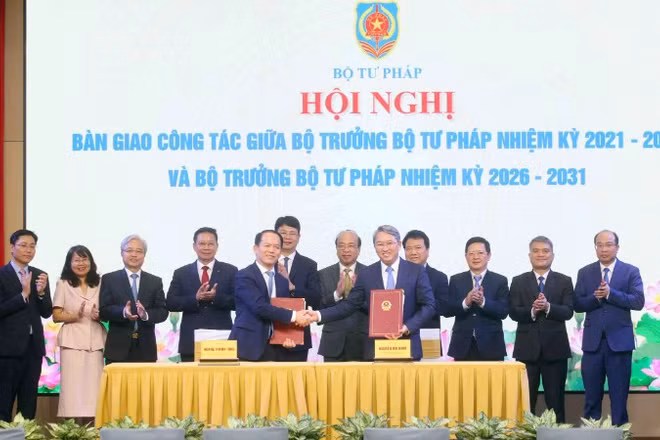 Bộ trưởng Tư pháp nhiệm kỳ 2021-2026 và Bộ trưởng Tư pháp nhiệm kỳ 2026-2031 bàn giao công tác.