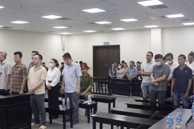 Các bị cáo tại phiên tòa. (Ảnh: DANH LAM)
