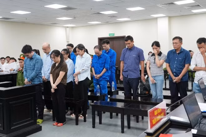Các bị cáo tại phiên tòa. (Ảnh: HỒNG NGUYÊN)