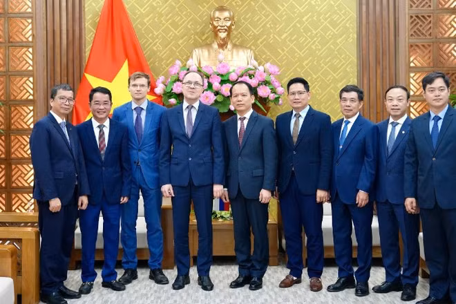 Bộ trưởng Hoàng Thanh Tùng chụp ảnh lưu niệm cùng Đại sứ Bezdetko Gennady Stepanovich.