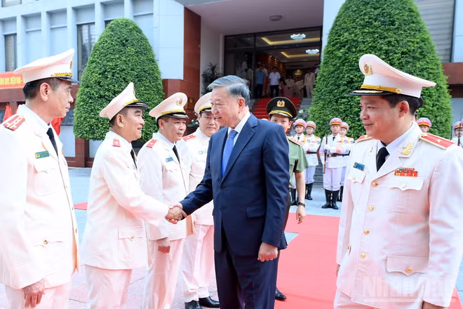 Tổng Bí thư, Chủ tịch nước Tô Lâm với lãnh đạo Cục Cảnh sát quản lý trại giam, cơ sở giáo dục bắt buộc, trường giáo dưỡng (Bộ Công an). (Ảnh: ĐĂNG KHOA)