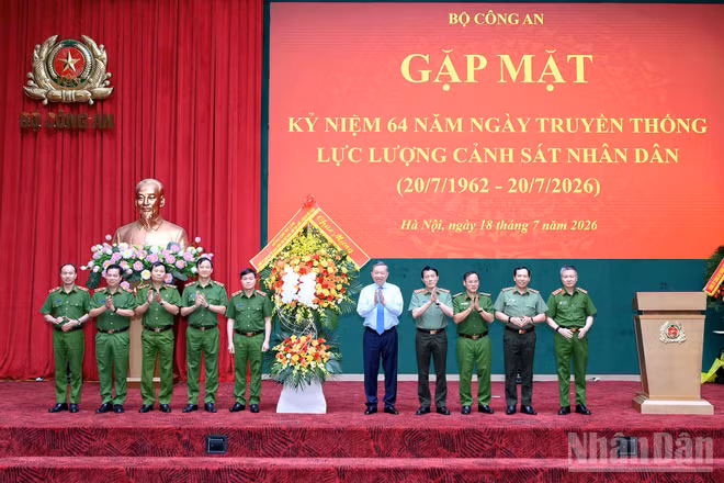 Tổng Bí thư, Chủ tịch nước Tô Lâm tặng hoa chúc mừng lực lượng Cảnh sát nhân dân. (Ảnh: ĐĂNG KHOA)