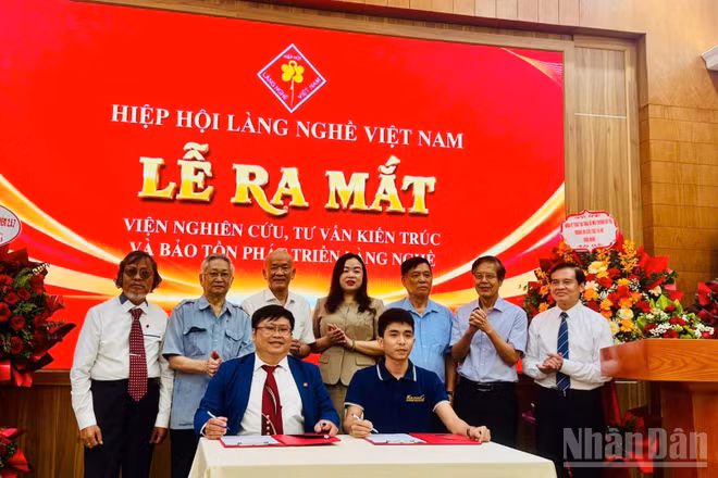 Ký kết hợp tác tại buổi lễ ra mắt Viện Nghiên cứu, tư vấn kiến trúc và bảo tồn phát triển làng nghề. (Ảnh: HNV)