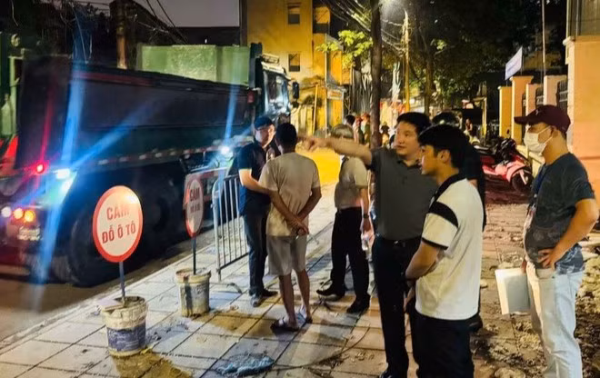 Lãnh đạo phường Thanh Xuân trực tiếp chỉ đạo công tác giải phóng mặt bằng tại hiện trường. (ảnh: Khánh An).