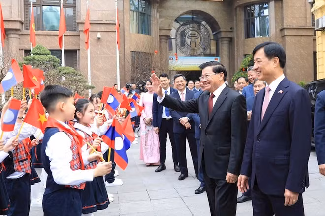 Lễ đón Tổng Bí thư Đảng Nhân dân Cách mạng Lào, Chủ tịch nước Cộng hòa Dân chủ Nhân dân Thongloun Sisoulith. (Ảnh: Quang Thái)