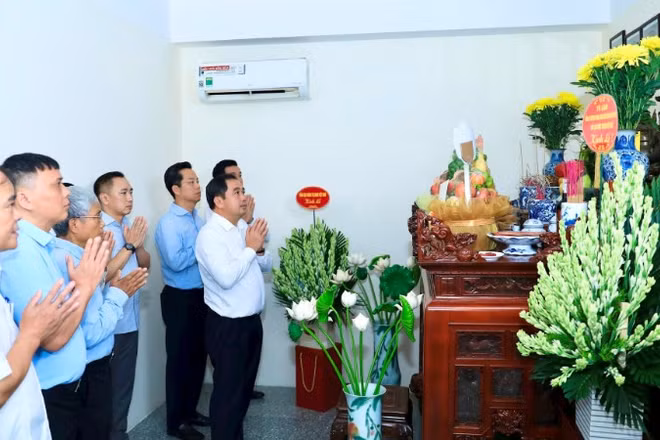 Bí thư Thành ủy Hà Nội Trần Đức Thắng dâng hương tưởng nhớ đồng chí Lê Quang Đạo.