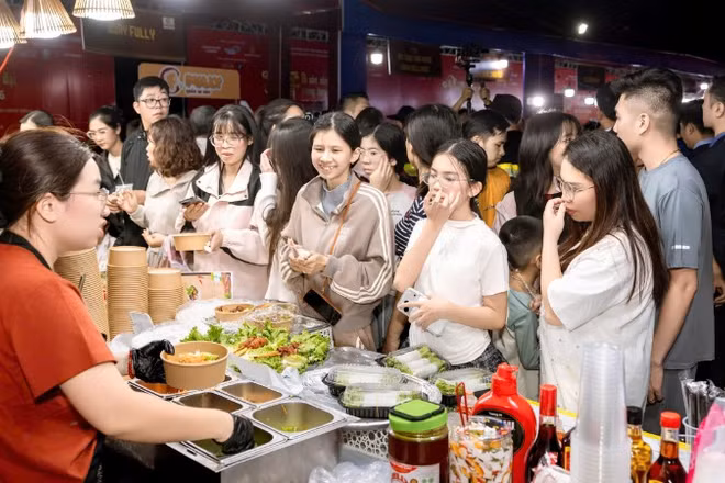Trong 3 ngày diễn ra, các không gian trải nghiệm và trình diễn nghề luôn thu hút hàng chục nghìn lượt người tham dự.