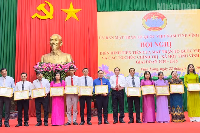 Chủ tịch Ủy ban Mặt trận Tổ quốc Việt Nam tỉnh Vĩnh Long Lê Văn Hẳn trao khen cho các tập thể làm công tác xã hội.