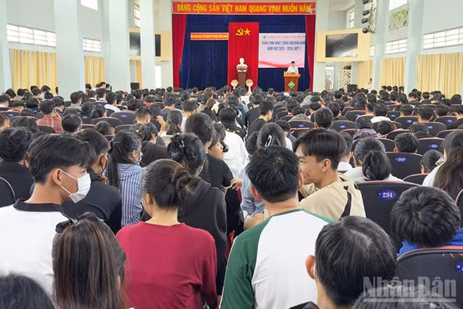 Hơn 500 sinh viên của Trường đại học Sư phạm kỹ thuật Vĩnh Long tham gia buổi tập huấn. 