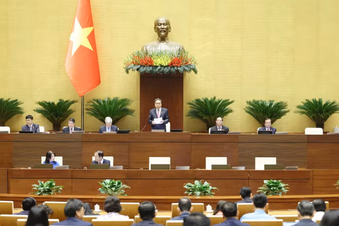 Chủ tịch Quốc hội Trần Thanh Mẫn điều hành nội dung phiên họp sáng 4/12. (Ảnh: DUY LINH)