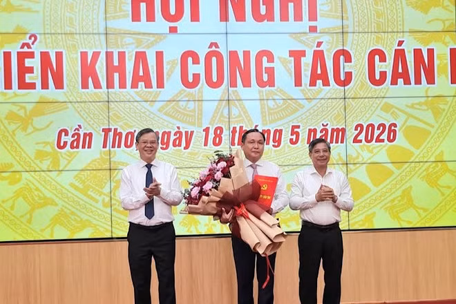 Lãnh đạo Thành ủy Cần Thơ tặng hoa chúc mừng đồng chí Lê Công Lý.