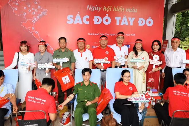 Người dân Cần Thơ tình nguyện hiến máu cứu người.