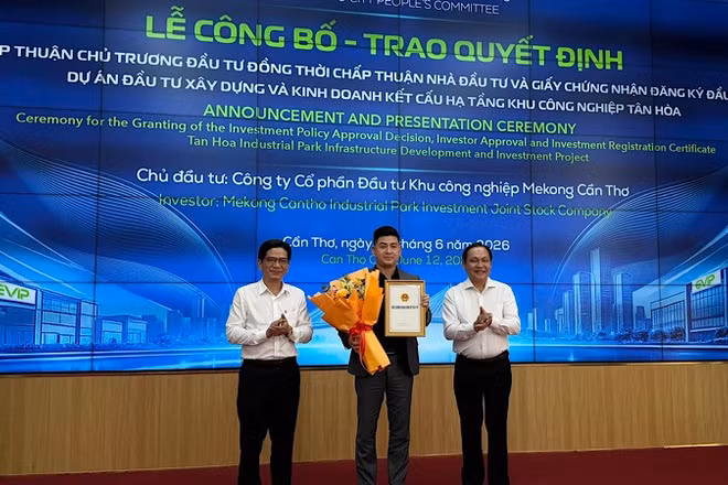 Lãnh đạo Cần Thơ trao chủ trương đầu tư khu công nghiệp cho nhà đầu tư.