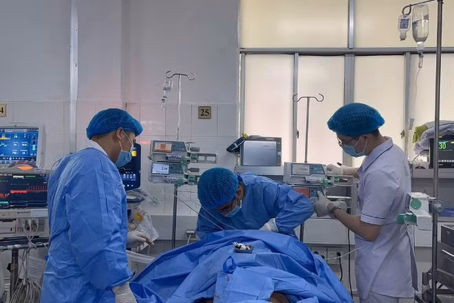 E kíp thực hiện kỹ thuật ECMO cứu sống bệnh nhân.