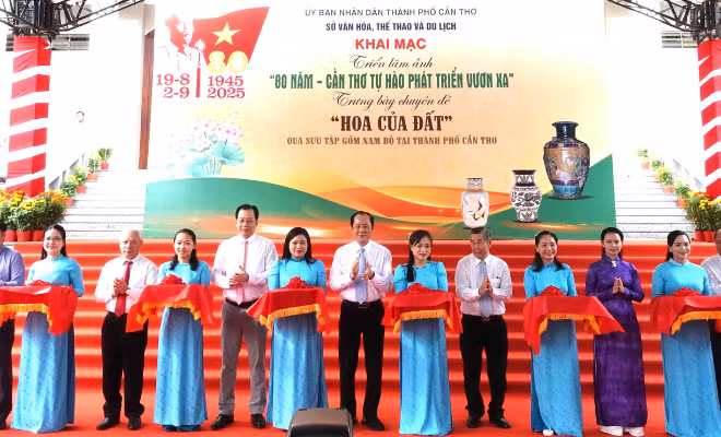 Các đại biểu cắt băng khai mạc triển lãm ảnh.