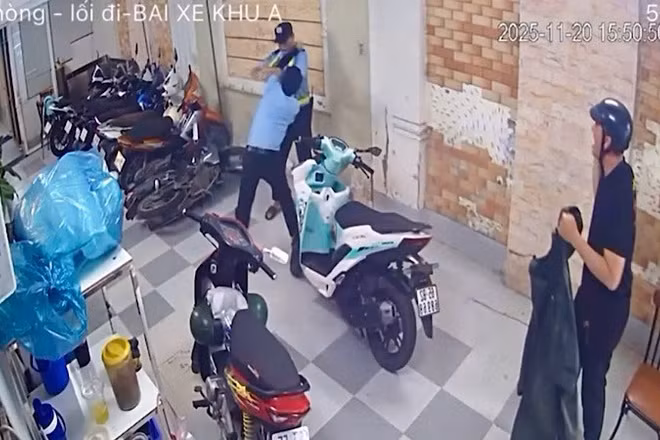 Hai bảo vệ (áo xanh) đánh nhau ở bãi giữ xe của quán hải sản. 