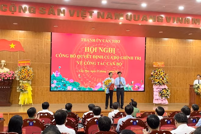 Trưởng Ban Tổ chức Trung ương Nguyễn Duy Ngọc trao quyết định cho đồng chí Đỗ Thanh Bình.