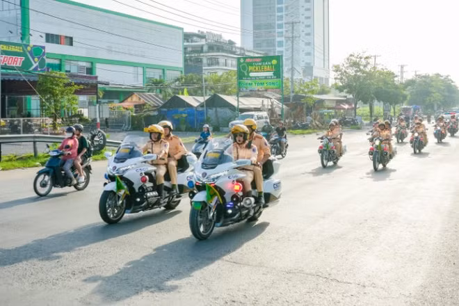Cảnh sát giao thông Cần Thơ ra quân xử lý vi phạm nồng độ cồn.
