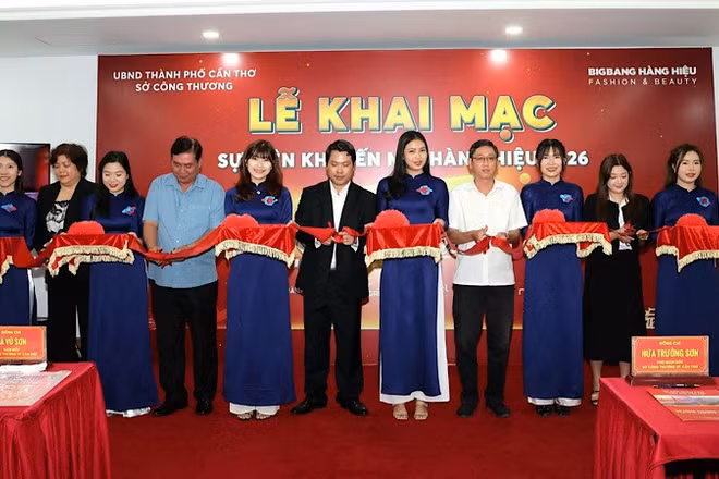 Ban tổ chức cắt băng khai mạc sự kiện. (Ảnh: TRUNG PHẠM)