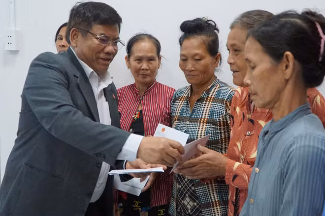 Thứ trưởng Y Thông tặng quà cho đồng bào Khmer nhân dịp năm mới.