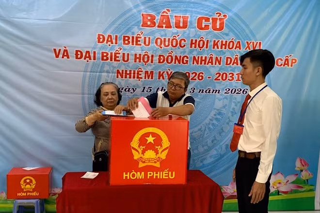 Cử tri phường Ninh Kiều, Cần Thơ bỏ phiếu bầu cử.