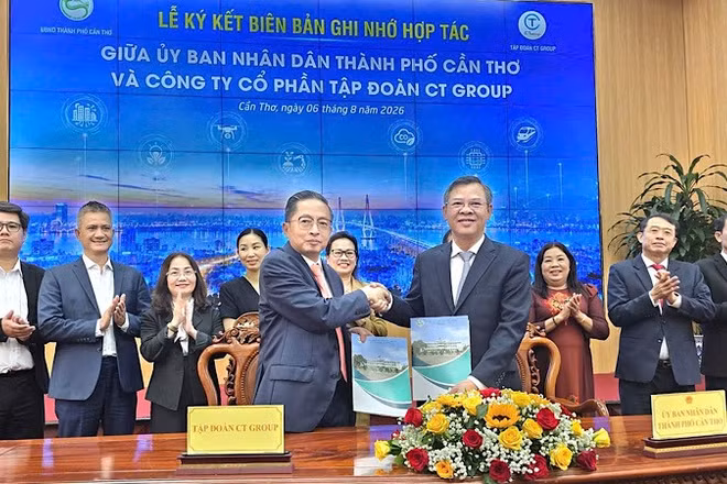 Lãnh đạo thành phố Cần Thơ và CT Group trao biên bản ghi nhớ thỏa thuận hợp tác.