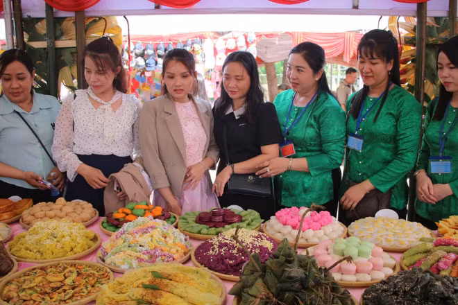 Du khách trải nghiệm các loại bánh dân gian tại ngày hội.
