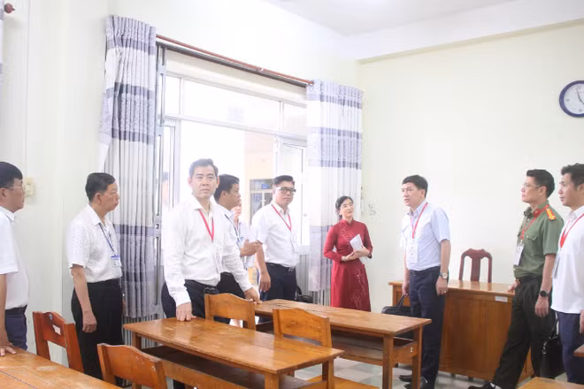 Đoàn công tác của Bộ Giáo dục và Đào tạo kiểm tra công tác chuẩn bị thi tại Cần Thơ.