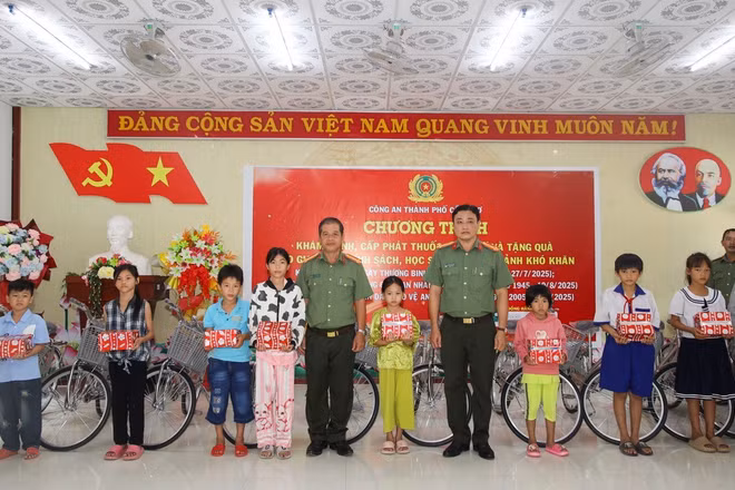 Công an thành phố Cần Thơ tặng quà các em học sinh có hoàn cảnh khó khăn ở xã Vĩnh Hòa.