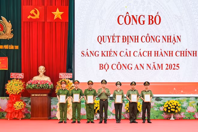 Thượng tướng Lê Quốc Hùng, Thứ trưởng Công an trao quyết định công nhận sáng kiến cải cách hành chính cho công an các đơn vị, địa phương.