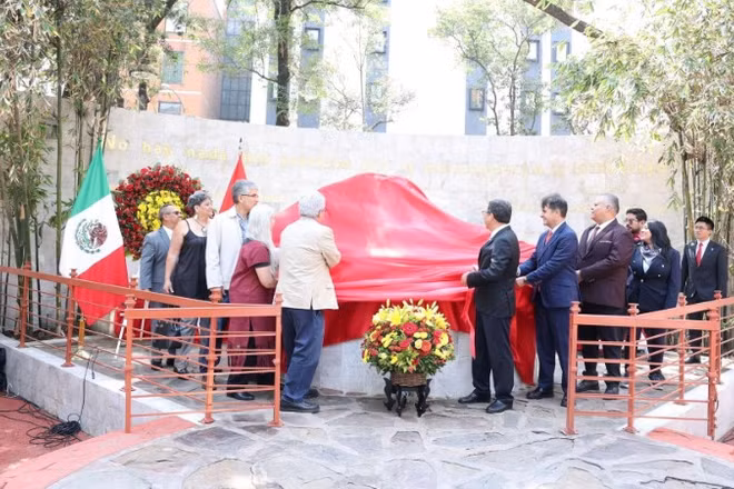 Quang cảnh lễ khánh thành công trình tu tạo và phục dựng tượng đài Chủ tịch Hồ Chí Minh tại Mexico. (Ảnh: TTXVN)