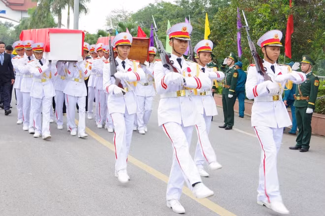 Lễ bàn giao, đón nhận hài cốt liệt sĩ quân tình nguyện, chuyên gia Việt Nam hy sinh tại Lào được tổ chức trọng thể.