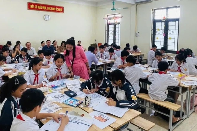 Vai trò của người thầy là không thể thay thế. (Trong ảnh: Giờ học của học sinh Trường tiểu học & trung học cơ sở Phú Cường, tỉnh Hưng Yên).