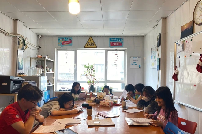 Không gian nhỏ xinh của Lớp học văn Hạnh phúc, công nghệ cũng đã len lỏi. (Trong ảnh: Thành viên nhóm “Em tập làm nhà văn” đang luyện đọc để chuẩn bị vào phòng thu âm sách nói)