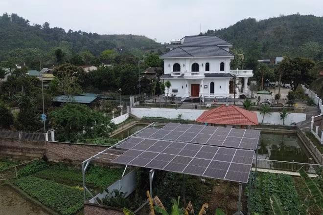 Hệ thống điện mặt trời mái nhà tại nhà ông Văn Hữu Khánh tại Bát Xát (Lào Cai).
