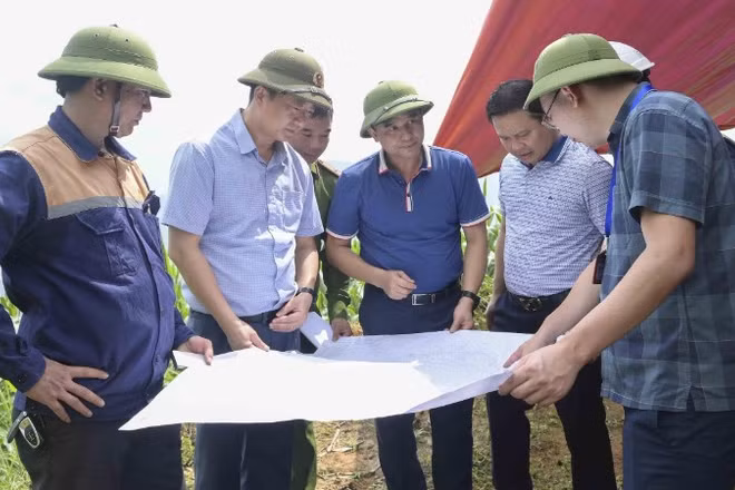 Lãnh đạo xã Hợp Thành và các ban ngành chức năng tại hiện trường.
