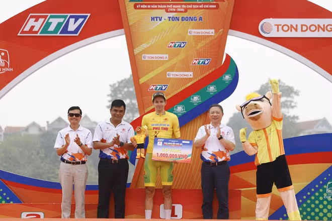 Kết thúc chặng 1, Ban tổ chức trao giải áo vàng cho vận động viên của đội Tập đoàn Lộc Trời An Giang.