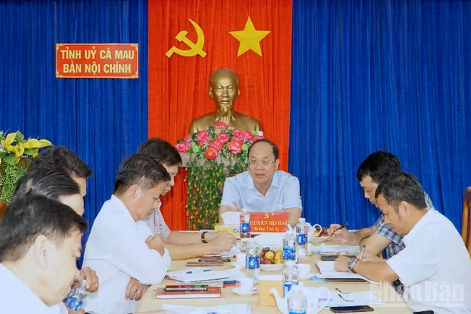 Bí thư Tỉnh ủy Cà Mau (trên cùng) làm việc với Ban Nội chính Tỉnh ủy vào chiều muộn 24/9.