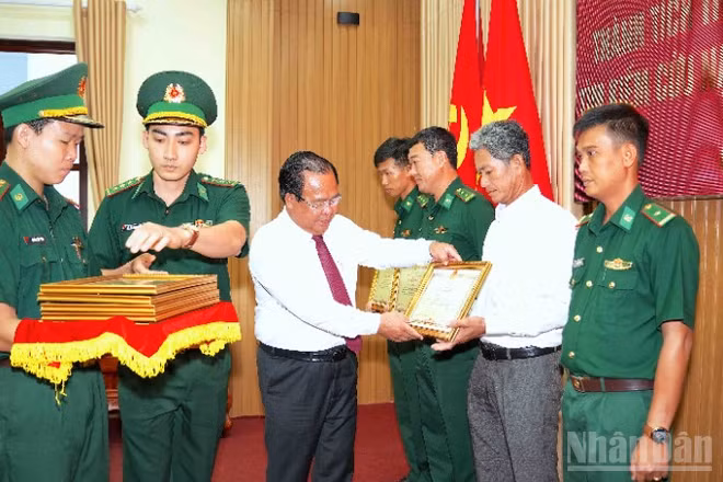 Phó Chủ tịch Ủy ban nhân dân tỉnh Cà Mau Nguyễn Minh Luân (thắt cà vạt) trao tặng Bằng khen của Chủ tịch Ủy ban nhân dân tỉnh cho các các cá nhân tham gia cứu hộ, cứu nạn.