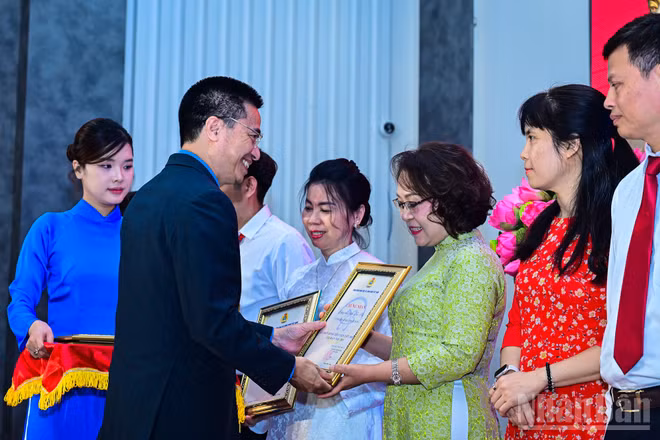 Cán bộ Báo Nhân Dân được biểu dương điển hình tiên tiến của Công đoàn Khoa học và Công nghệ Việt Nam.
