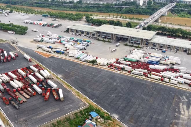 Hàng hóa chuẩn bị xuất khẩu qua Cửa khẩu Quốc tế đường bộ số II Kim Thành (Lào Cai).