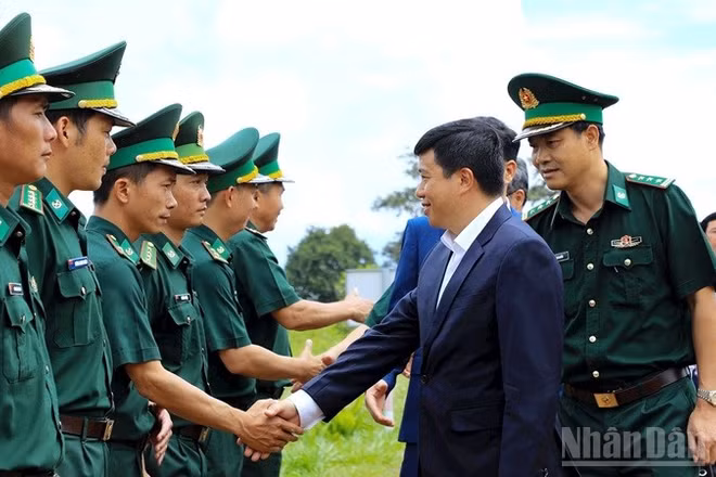 Đồng chí Y Thanh Hà Niê Kđăm, Ủy viên Trung ương Đảng, Bí thư Tỉnh ủy Lâm Đồng đến thăm Trạm Cửa khẩu Đắk Peur, xã Thuận An. 