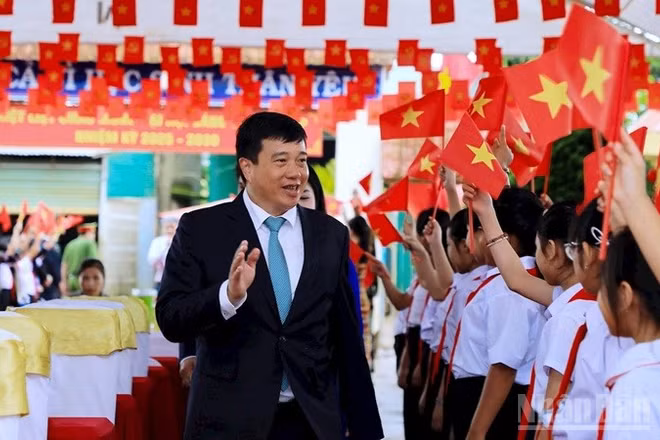 Ủy viên Trung ương Đảng, Bí thư Tỉnh ủy, Trưởng đoàn đại biểu Quốc hội tỉnh Lâm Đồng Y Thanh Hà Niê Kđăm dự Lễ khai giảng năm học mới tại xã biên giới Lâm Đồng.