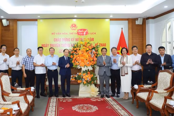 Đoàn công tác Ban Tuyên giáo và Dân vận Trung ương tặng hoa chúc mừng Bộ Văn hóa, Thể thao và Du lịch nhân dịp kỷ niệm 80 năm Ngày truyền thống ngành thể dục thể thao. (Ảnh: VIỆT HÙNG)