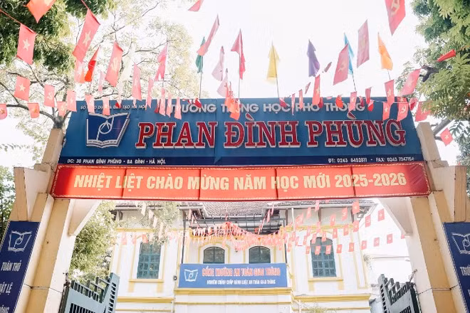 Trường trung học phổ thông Phan Đình Phùng được Ủy ban nhân dân thành phố Hà Nội đã quyết định thành lập ngày 10/3/1973. 