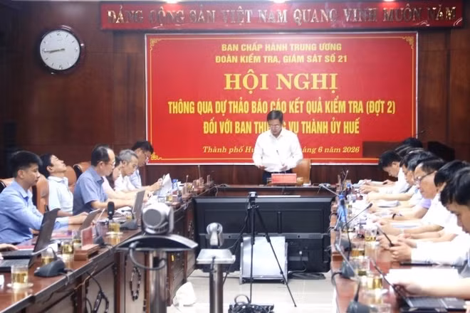 Đoàn kiểm tra, giám sát số 21 của Bộ Chính trị, Ban Bí thư thông qua dự thảo báo cáo kết quả kiểm tra, giám sát đối với Ban Thường vụ Thành ủy Huế bằng hình thức hội nghị trực tuyến. 