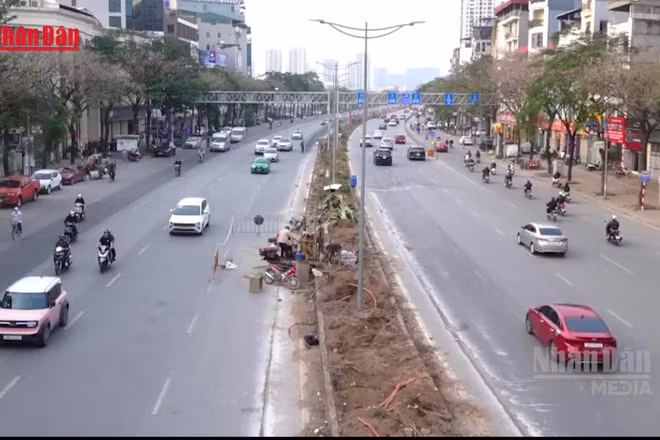 [Video] Tạm dỡ nhiều đoạn dải phân cách tách làn xe trên đường Võ Chí Công, Hà Nội
