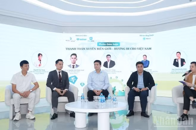 (Từ trái qua phải) Ông Đỗ Văn Thuật (1Matrix); ông Nguyễn Trần Minh Quân (Krysos Trust); ông Phan Đức Trung (Chủ tịch VBA); ông Nguyễn Minh Tuấn (AFA Capital); ông Trần Huyền Dinh (AlphaTrue), cùng thảo luận về chủ đề “Thanh toán xuyên biên giới - Hướng đi cho Việt Nam”. (Ảnh: HNV)
