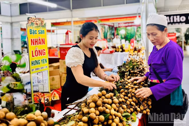 Phiên chợ diễn ra tại Trung tâm Xúc tiến thương mại nông nghiệp Việt Nam ở 489 Hoàng Quốc Việt, phường Nghĩa Đô (Hà Nội).